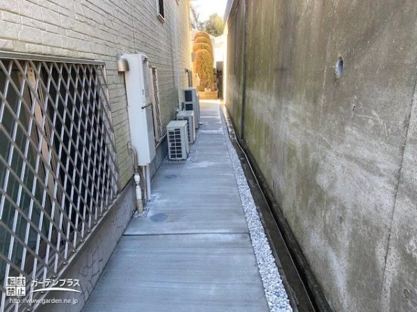 No.19380 細い犬走りを清潔に保つコンクリート舗装工事