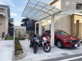 車とバイクの停車位置を分けられるY合掌カーポート[施工後]