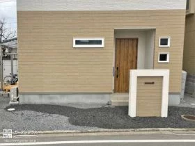 外壁と同じ素材で統一した門柱の設置と駐車スペース砂利舗装工事
