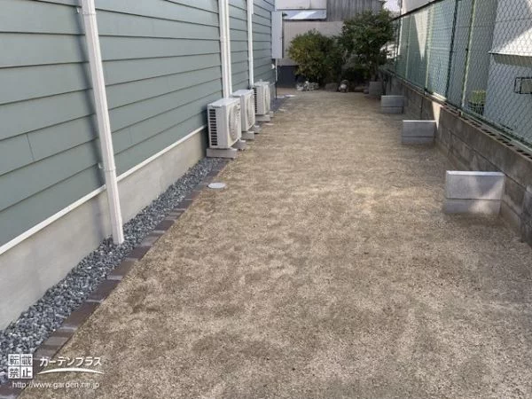 裏庭も利用できるよう、建物際のみ雑草対策をしました。