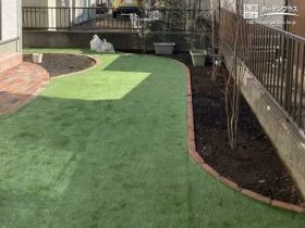 お隣からの目隠しにも役立つ植栽スペース[施工後]