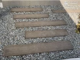 コンクリート製枕木を使ったアプローチ