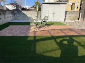 明るいインターロッキングテラスと人工芝のお庭