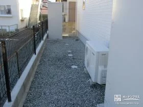 雑草対策をした犬走りと物置