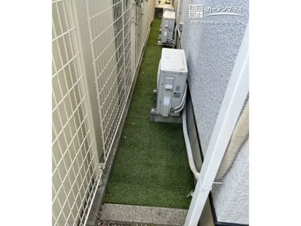 人工芝で覆った犬走り