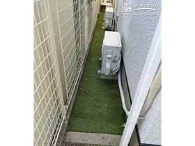 人工芝で覆った犬走り[施工後]