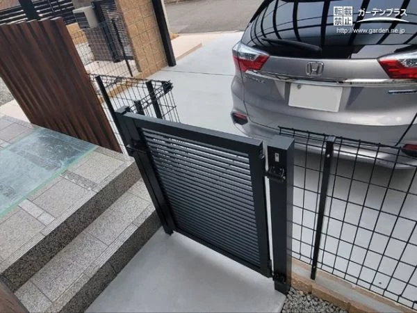 駐車スペースからすぐに玄関へ移動できる通用門