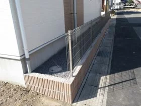 道路沿いの法面を土留めで美しく整理[施工後]