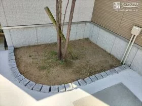 ピンコロ石で囲った植栽スペース