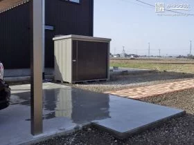 駐車スペース後方を舗装