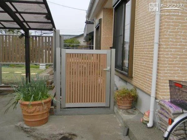 フェンスのデザインに合わせたお庭へつながる門扉
