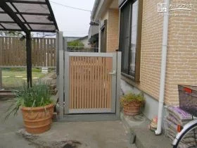 フェンスのデザインに合わせたお庭へつながる門扉[施工後]