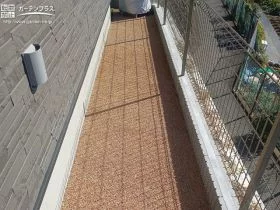 簡易舗装材を使って雑草対策をした犬走り[施工後]