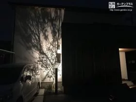 外壁に植栽の影を映し出すライト[施工後]