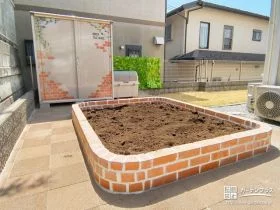 可愛いレンガの家庭菜園と収納に便利な物置