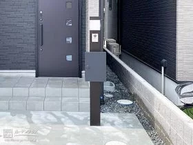 落ち着いたブラウンの機能門柱[施工後]