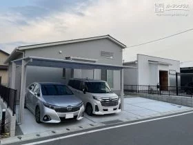 特徴的な屋根が引き立つフラットデザインのカーポート[施工後]