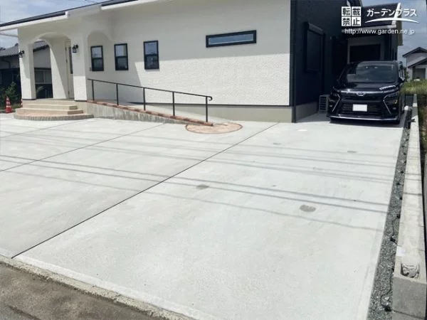 広々とした駐車スペース