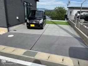 2色のコンクリートを使った駐車スペース[施工後]