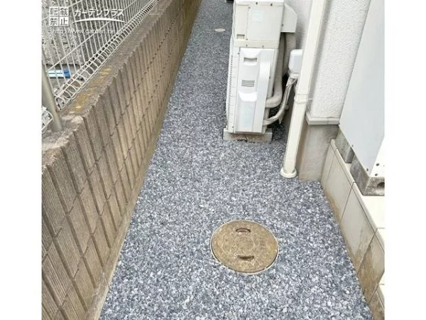 雑草対策をした犬走り