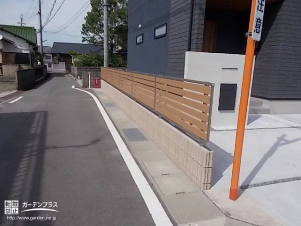 道路からお住まいを守る目隠しフェンス