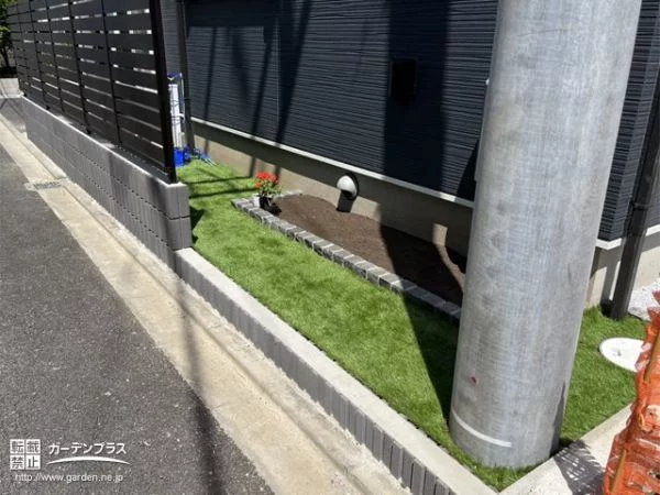 道路から見える緑のお庭