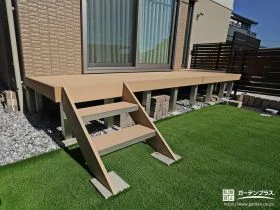 2つの掃き出し窓を繋ぐウッドデッキ[施工後]