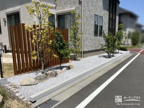 すっきりした道路沿いの植栽スペース