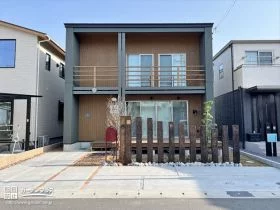 枕木の門柱がお住まいの一体感を演出する新築外構