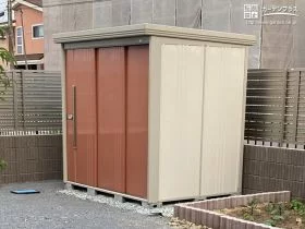 オレンジのかわいらしい物置