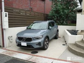 施工後の駐車スペース。後ろにはシンボルツリーのミモザが見える。