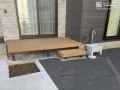 建物の入隅に合わせた人工木デッキ