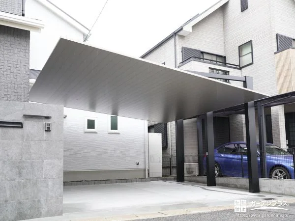 柱がアプローチ動線を邪魔しないカーポート