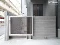 建物正面からは見えない門扉