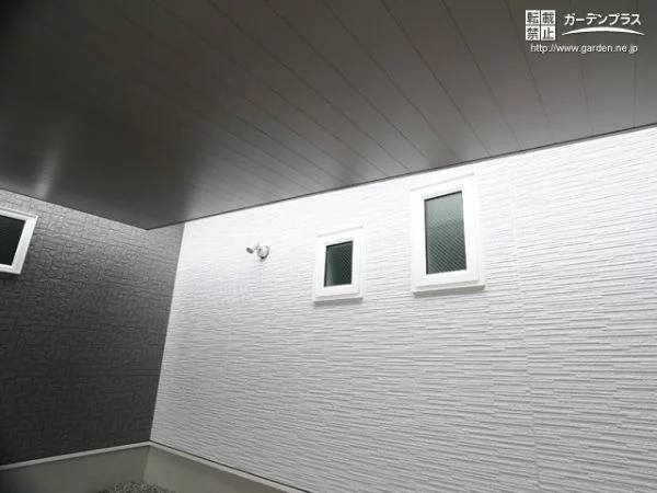 屋根は明り取りの窓にかからないように調整。