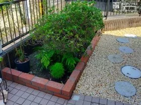 植栽の緑を引き立てるレンガの花壇