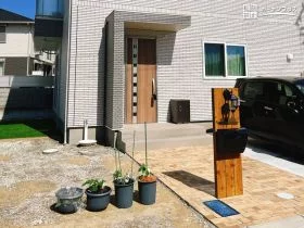 レンガアプローチと枕木風門柱[施工後]
