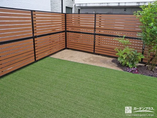人工芝と植栽スペース