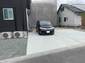 スロープ状の駐車スペース