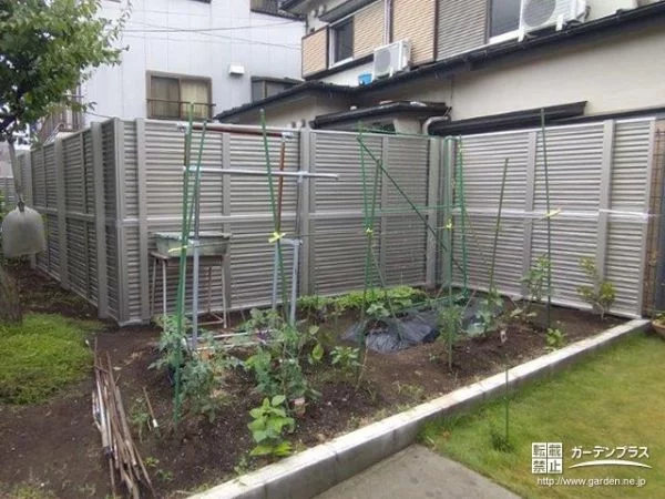 隣り合うお庭をお互い気持ちよく使える目隠しフェンス設置工事