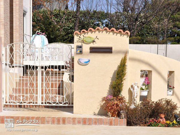 開放的な空間イメージを持たせてくれる南欧風外構工事 No 0002 門柱 門まわりの施工例 外構工事のガーデンプラス