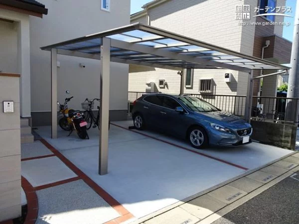レンガラインを効果的に使った駐車スペースとアプローチ