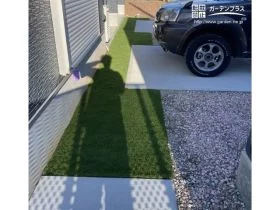 駐車スペースを彩る人工芝