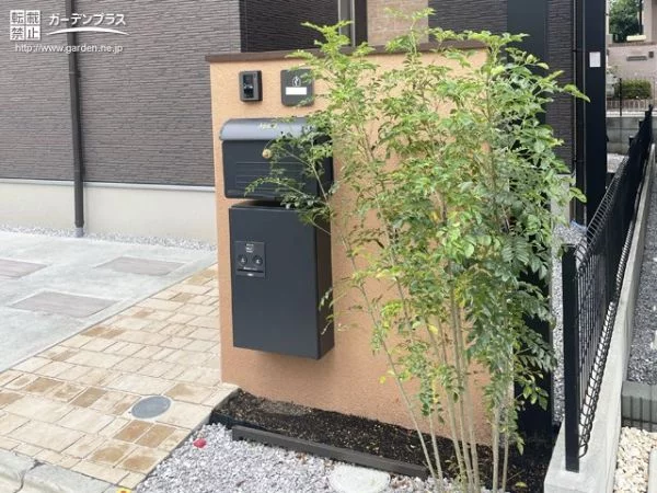 明るいブラウンに塗装した植栽に合う門柱