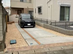 建物との一体感を感じられる明るい駐車スペース