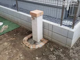 門柱と同じ材料を使った造作立水栓