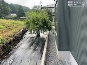 犬走りと植栽スペースを区切るブロック