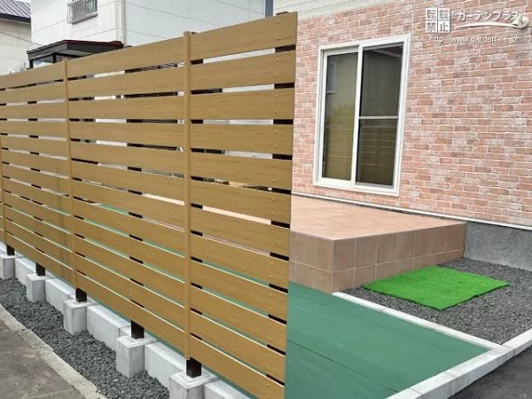 温かみのあるお住まいに溶け込む目隠しフェンス