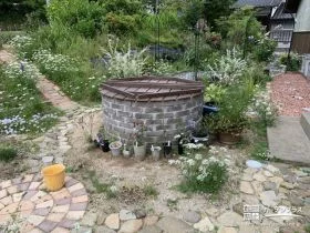 ナチュラルなお庭に似合うレンガの井戸