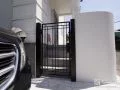 駐車スペースとアプローチの間に設けた通用門（YKKAP シャローネ門扉SB02型）
